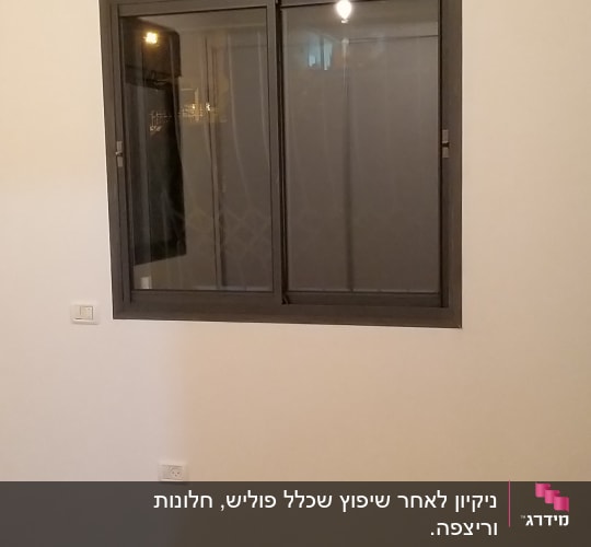 חלון נקי על קיר לבן עם רצפת עץ